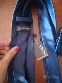 Cravatta blu con pochette