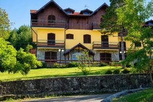 Attività / Licenza di 450 m² con più di 5 locali a