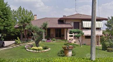Villa di 220 m² con più di 5 locali e box auto a P