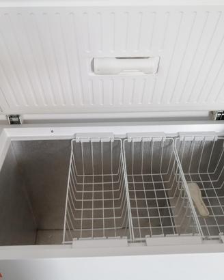 freezer a pozzetto  200 euro trattabili 