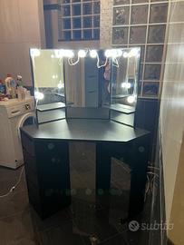 Postazione trucco, con spechio triplo illuminato