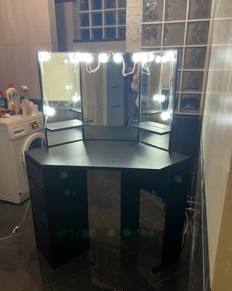 Postazione trucco, con spechio triplo illuminato