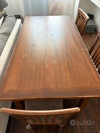 Tavolo in legno con tre sedie
