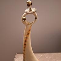 statua stilizzata maternità 