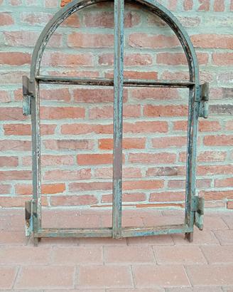 Finestre in ferro battuto . € 180,oo cadauna