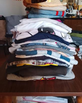 Una ventina di t-shirt,una nuova Timberland 
