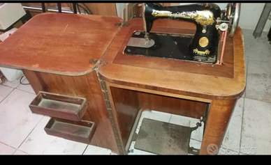 Macchina da cucire SINGER con pedale