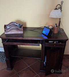 Scrivania classica in legno con cassetti