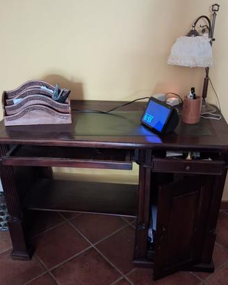 Scrivania classica in legno con cassetti