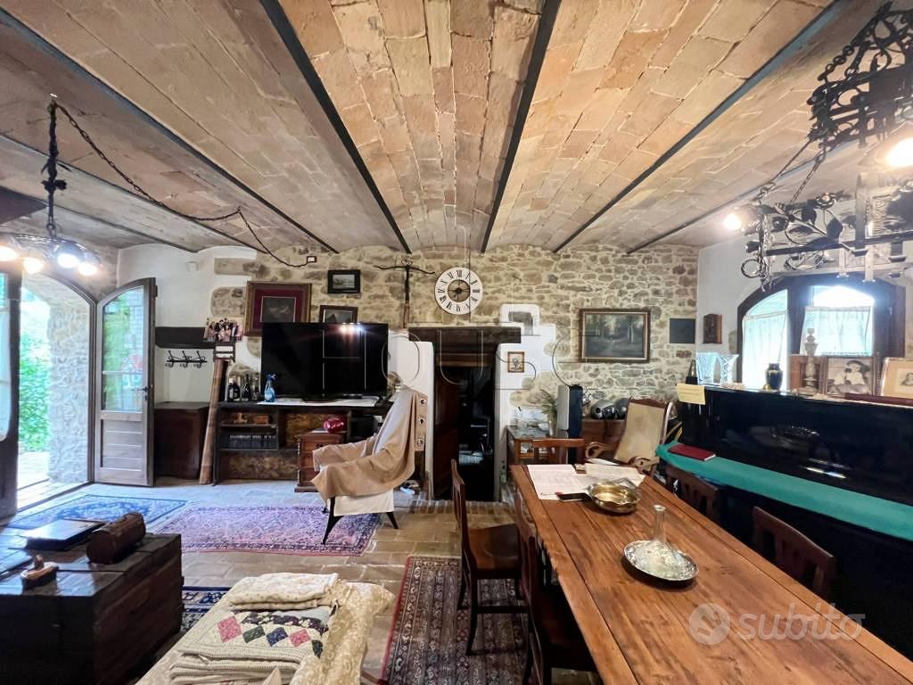Rustico / Casale di 244 m² con più di 5 locali e p - Altro