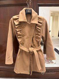 Cappottino beige elegante con volant e cintura