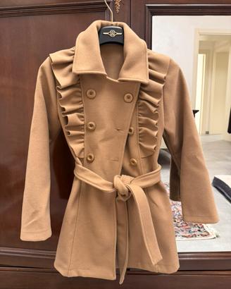 Cappottino beige elegante con volant e cintura