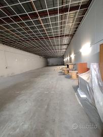 Capannone uso commerciale