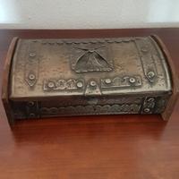 Cofanetto in ferro battuto e legno