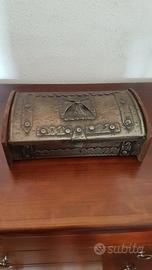 Cofanetto in ferro battuto e legno