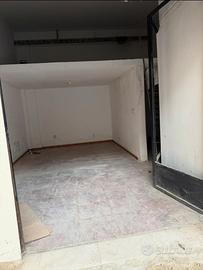 Garage con soppalco e bagno via Turati