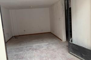 Garage con soppalco e bagno via Turati