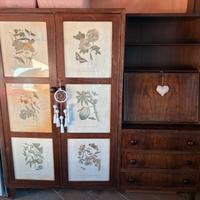 Antico armadio vintage, con scrittoio e cassetti