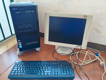 Computer fisso con tastiera, casse e monitor