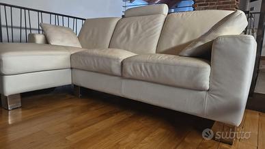 Divano in pelle bianca tre posti con chaise longue