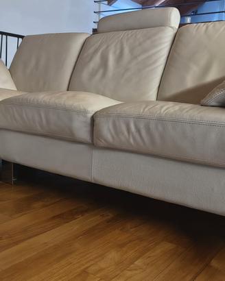 Divano in pelle bianca tre posti con chaise longue