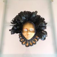 Maschera Veneziana in ceramica con piume nere