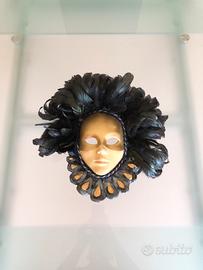 Maschera Veneziana in ceramica con piume nere