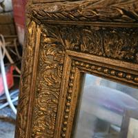 Specchio antico con cornice decorata