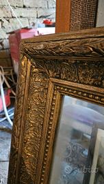 Specchio antico con cornice decorata