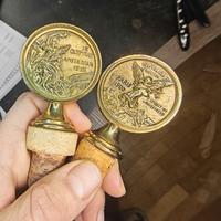 Tappi vintage con medaglie