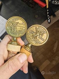 Tappi vintage con medaglie