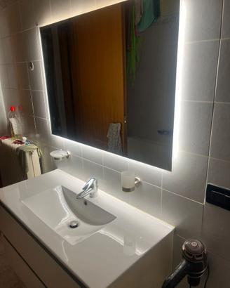 Mobile bagno sospeso con lavabo e specchio LED