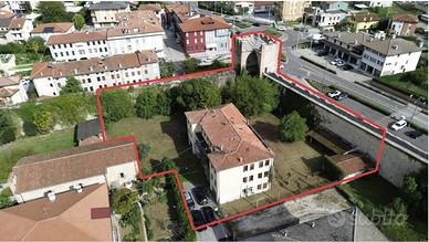 Villa di 500 m² con più di 5 locali e box auto a M