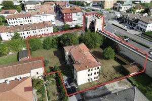 Villa di 500 m² con più di 5 locali e box auto a M
