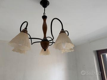 Lampadario vintage a 5 luci in ferro battuto/legno