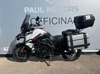 Benelli TRK 702 strada e valigie