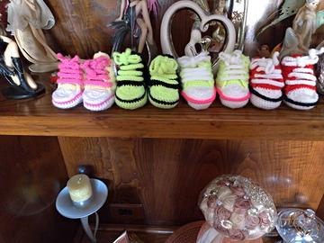 Idea regal Scarpine fatte a mano all'uncinetto.