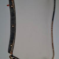 Pochette bianca con finiture tipo jeans e portachi