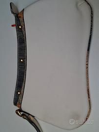 Pochette bianca con finiture tipo jeans e portachi