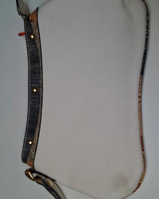 Pochette bianca con finiture tipo jeans e portachi