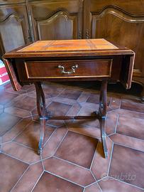 Elegante tavolino in stile classico.