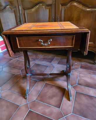 Elegante tavolino in stile classico.