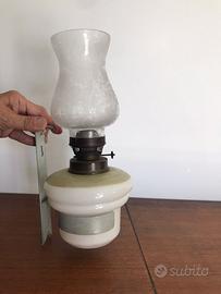 Lampada ad olio vintage con supporto a muro