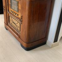 Radio con giradischi vintage in legno