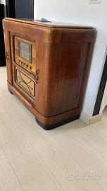 Radio con giradischi vintage in legno