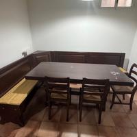 Tavolo da taverna con panca e pensile