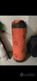 sacco da boxe e parete Decathlon. 