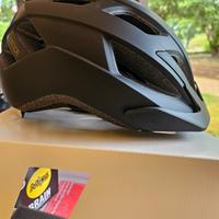 casco bicolore con tecnologia mips