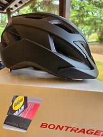 casco bicolore con tecnologia mips
