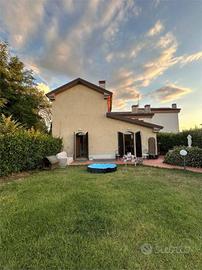 Casa indipendente di 100 m² con 3 locali e box aut